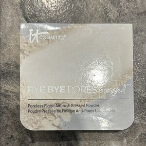 IT Cosmetics Bye Bye Pores Pressed Powder - White Compact